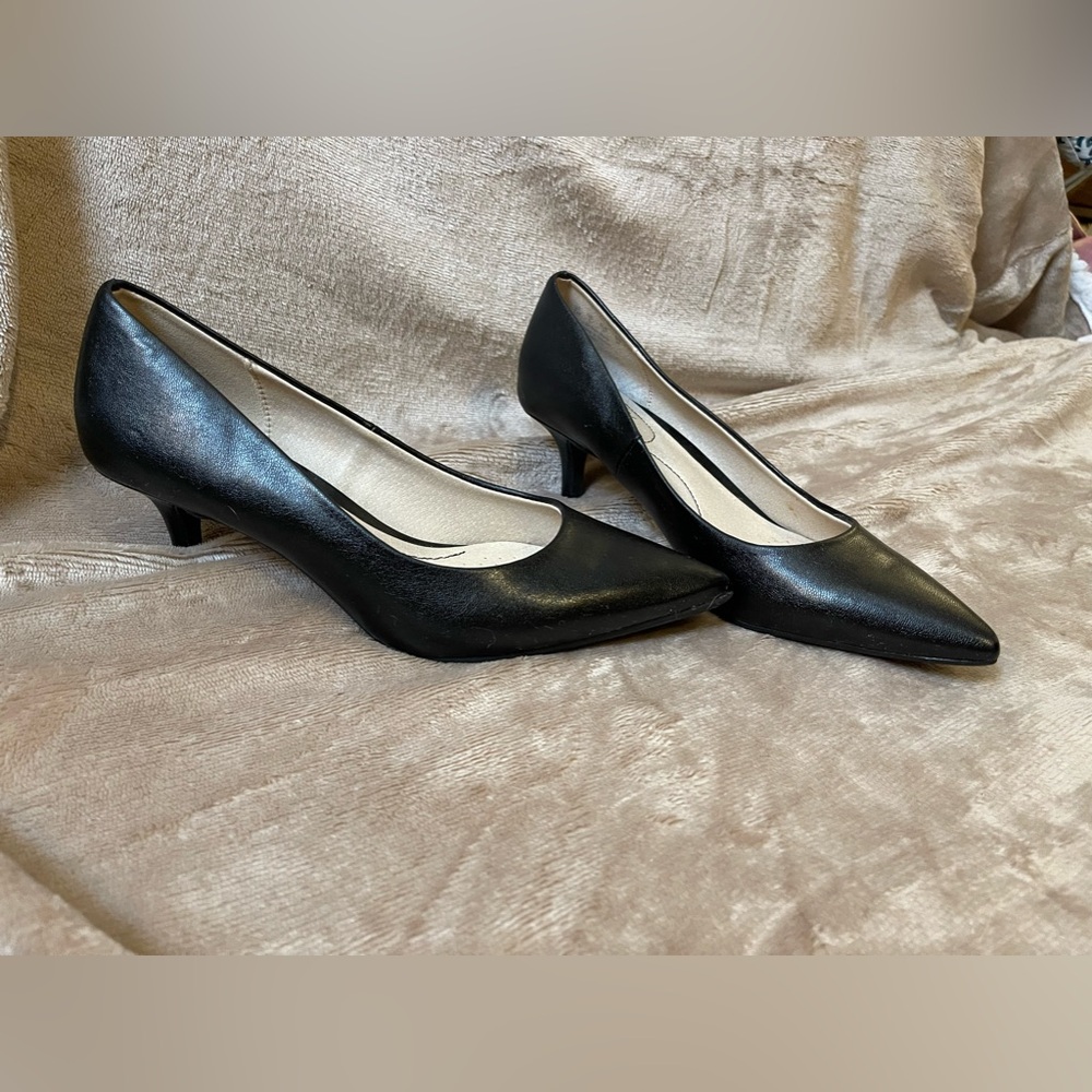 Lifestride black Kitten heels, size 7. Near perfect condition!